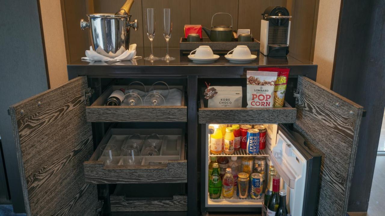 Oriental Hotel Kobe Buitenkant foto A mini-bar in a hotel room