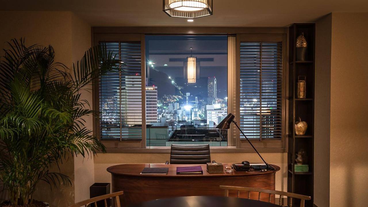 Oriental Hotel Kobe Buitenkant foto A view of the Hong Kong skyline from the office of a private banker at the Mandarin Oriental, Hong Kong