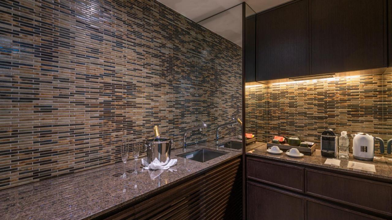 Oriental Hotel Kobe Buitenkant foto A wet bar in a hotel suite