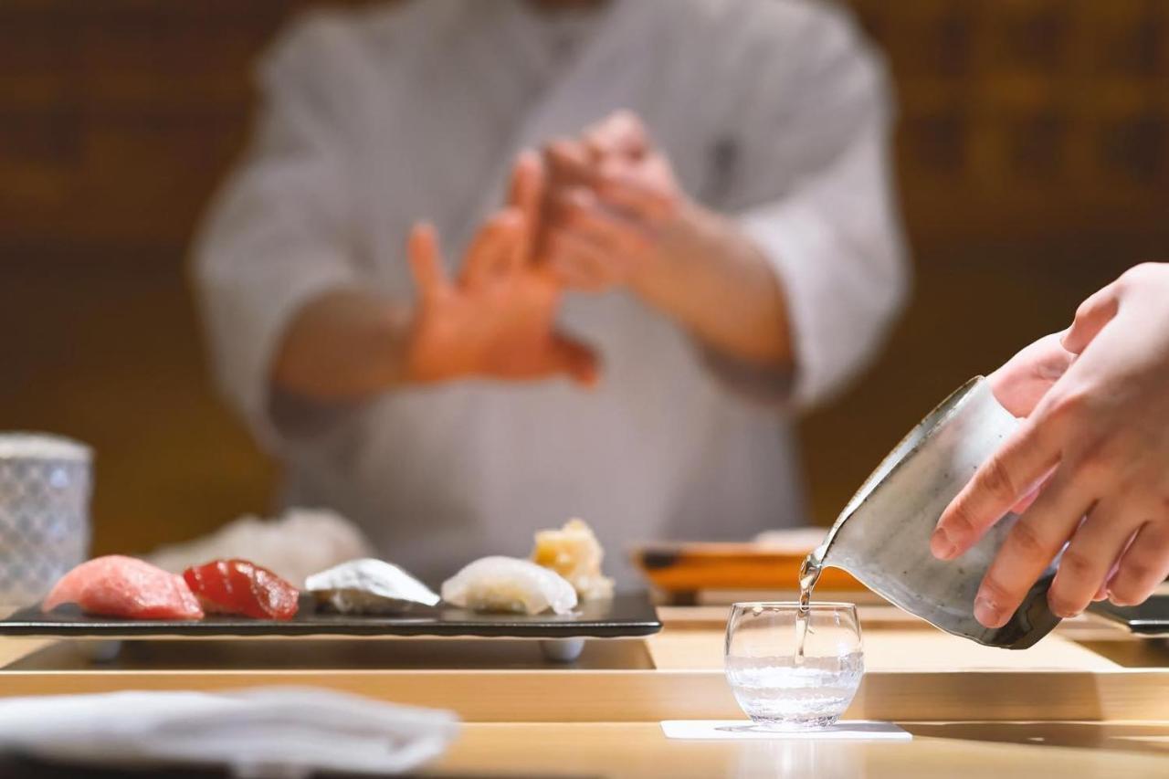 Oriental Hotel Kobe Buitenkant foto A sushi chef preparing sushi