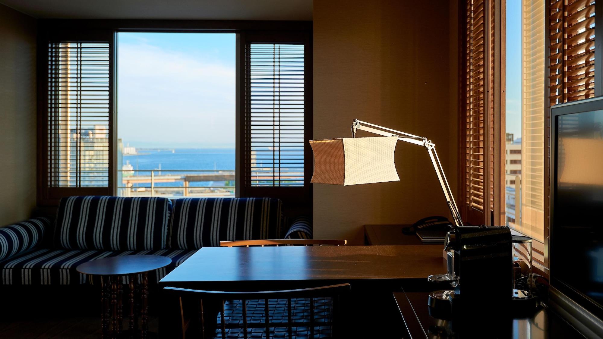 Oriental Hotel Kobe Buitenkant foto A floor lamp