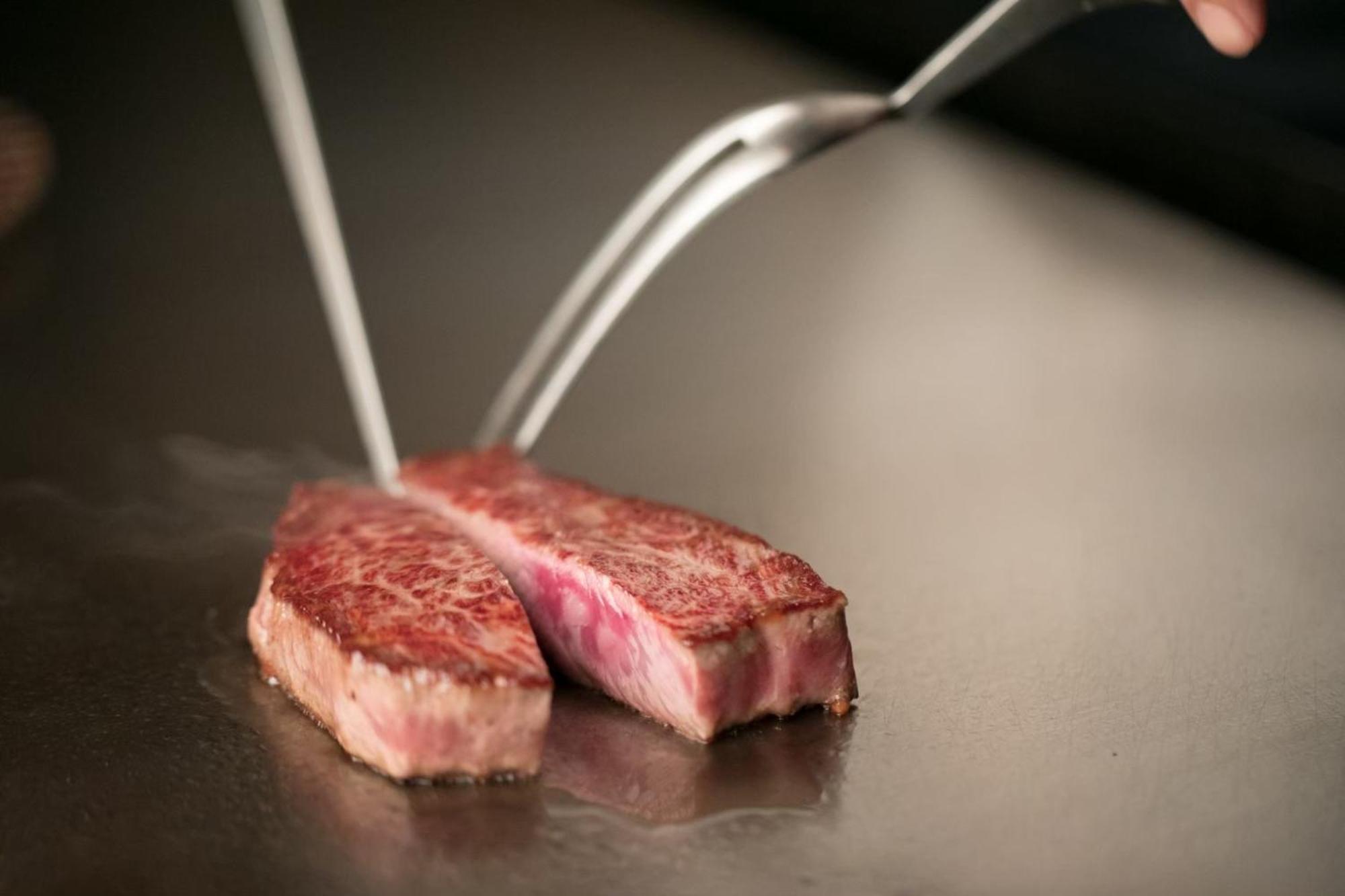 Oriental Hotel Kobe Buitenkant foto A steak being cut with a knife and fork