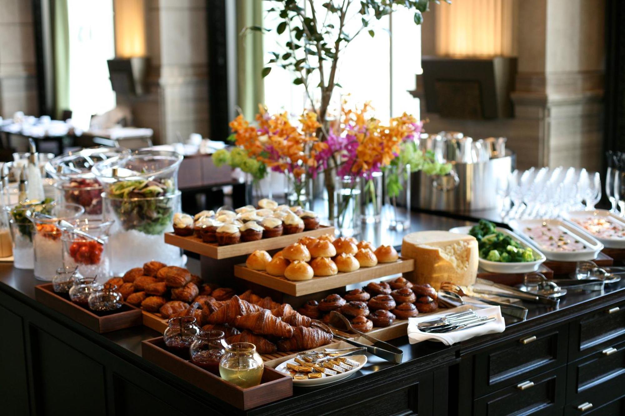 Oriental Hotel Kobe Buitenkant foto A buffet at a hotel